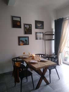 een eettafel en stoelen met kaarsen erop bij Apartament LOFT in Ostróda