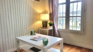 - un salon avec une table blanche et une fenêtre dans l'établissement Studio Comfy Décoré avec Goût au Port de Vannes, à Vannes