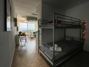 um quarto com 2 beliches e uma sala de estar em Estudio en primera línea de mar em Empuriabrava
