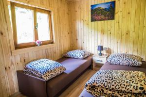 Postel nebo postele na pokoji v ubytování Domek Bieszczady Jezioro Solińskie