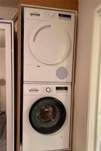uma máquina de lavar e secar roupa num quarto em Cosy Studio with Courtyard in Vibrant Fitzroy! em Melbourne