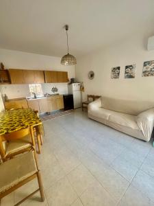 - une cuisine avec un canapé et une table dans une chambre dans l'établissement Casa Vacanza da LUCIA&PINA, à Piraino