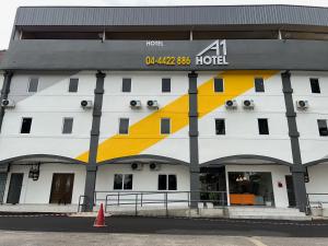 ein Hotel mit einem gelben und weißen Gebäude in der Unterkunft A1 Hotel Sungai Petani in Sungai Petani