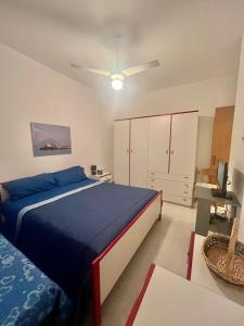 - une chambre avec un lit et un ventilateur de plafond dans l'établissement Casa Vacanza da LUCIA&PINA, à Piraino