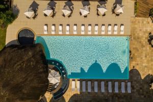 una vista aérea de una piscina en un edificio en Portogalo Suite Hotel, en Angra dos Reis