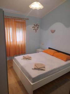 - une chambre avec un lit et 2 serviettes dans l'établissement Apartments Dvije Palme, à Šibenik