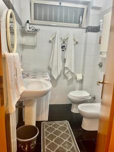 La salle de bains est pourvue d'un lavabo et de toilettes. dans l'établissement Casa Vacanza da LUCIA&PINA, à Piraino