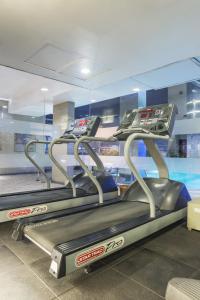 Fitness centrum a/nebo fitness zařízení v ubytování The Regenza By Tunga