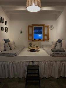 sala de estar amplia con 2 camas y TV en Ktima Natura, en Archangelos