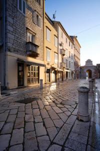 eine Kopfsteinpflasterstraße in einer Altstadt mit Gebäuden in der Unterkunft Luxury rooms Volat Old Town in Zadar