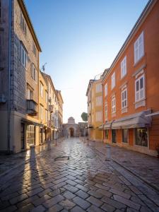 eine leere Straße in einer Stadt mit Gebäuden in der Unterkunft Luxury rooms Volat Old Town in Zadar