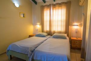 une chambre avec deux lits jumeaux et une fenêtre dans l'établissement 28B Casa Kokolishi, à Kralendijk