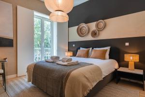 une chambre avec un lit avec deux serviettes dessus dans l'établissement Liberdade Elegance W/Rooftop Pool by LovelyStay, à Lisbonne