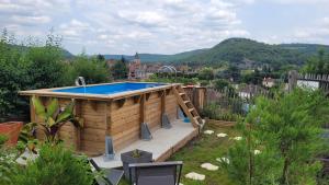 une maison avec une piscine dans un jardin dans l'établissement Hotel La Peyrade, à Cajarc