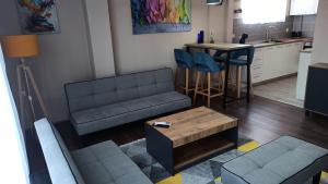 sala de estar con sofá y mesa en Luna Apartment, en Kumanovo