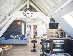 kuchnia i salon z niebieską kanapą w obiekcie Le Rooftop - vue Cathédrale - Climatisation w Troyes