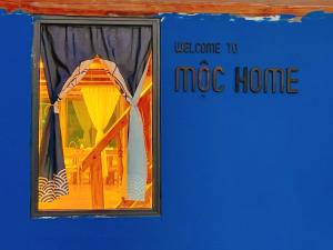 ein Fenster mit den Worten Willkommen im Mondheim in der Unterkunft Moc Home Sapa in Sa Pa