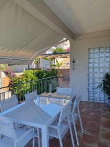 A balcony or terrace at Avlaki Getaway Villa
