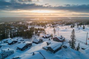 una vista aérea de una estación de esquí en la nieve en Fjällparadiset Lindvallen, en Sälen