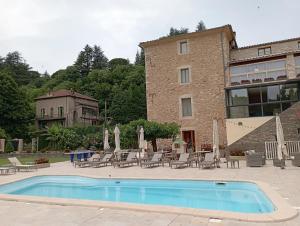 Bazén v ubytování Logis Hotel Restaurant Mas de la Prairie nebo v jeho okolí