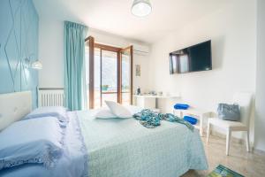 een slaapkamer met een bed, een raam en een bureau bij Almaré B&B in Crotone