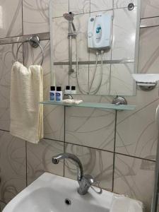 W łazience znajduje się umywalka i lustro. w obiekcie Philips w mieście Pamukkale