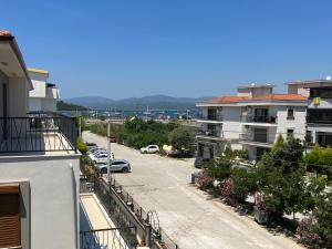 vista para uma rua a partir de um edifício de apartamentos em Grand Teoshan Otel ve Tatil Evleri em Seferihisar