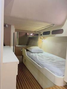 Двухъярусная кровать или двухъярусные кровати в номере Séjour insolite à bord d'un Yacht à Porto Vecchio
