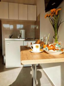 eine Küche mit einem Tisch mit Brot und Kaffeetassen in der Unterkunft Valle Verde in Vinkuran
