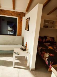 a bedroom with a bed and a table and a bed and a shelf at Valle Verde in Vinkuran