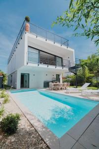 een huis met een zwembad voor een gebouw bij Villa Cordouan avec piscine en bord de mer in Royan