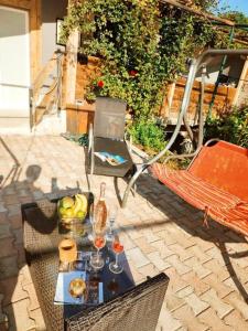 a table and a chair with a bottle and glasses at Valle Verde in Vinkuran