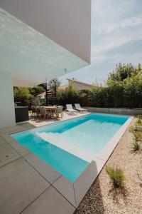een zwembad in de achtertuin van een huis bij Villa Cordouan avec piscine en bord de mer in Royan