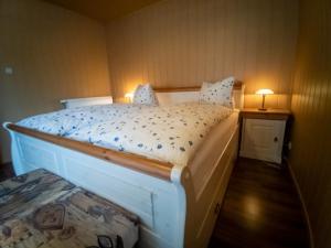 - une chambre avec un grand lit blanc dans l'établissement Spreewälder Schwalbenhof - Ferienwohnung "Storchennest", à Golßen