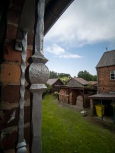 - une vue sur la cour depuis la fenêtre d'une maison dans l'établissement Spreewälder Schwalbenhof - Ferienwohnung "Storchennest", à Golßen