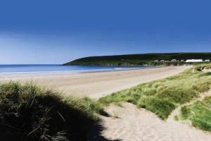 Blick auf den Sandstrand mit dem Meer in der Unterkunft Braunton Beach Boutique in Wrafton