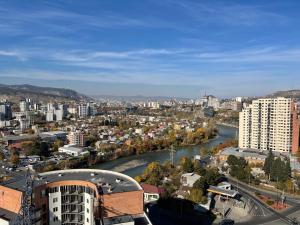Blick auf eine Stadt mit Fluss und Gebäuden in der Unterkunft River View in Tbilisi City