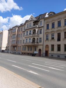 una calle vacía frente a un gran edificio en Ferienwohnung neben HBF, en Gera