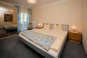 ein Schlafzimmer mit einem großen Bett in einem Zimmer in der Unterkunft Gasthof Forststube in Velden am Wörthersee