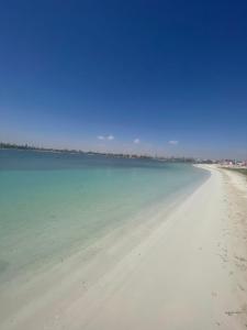- une vue sur la plage depuis le littoral dans l'établissement Marina 7 4BR Villa lake view, à El Alamein