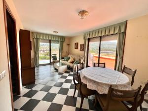 - un salon avec une table et un canapé dans l'établissement Atico Deluxe La Concha, à Oropesa del Mar