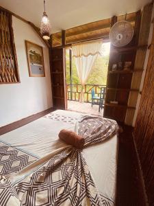 um quarto com uma cama num quarto em Utria hostel em El Valle