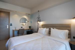 Ein Bett oder Betten in einem Zimmer der Unterkunft Prasonisi Light House Boutique Hotel