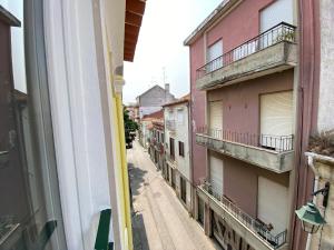 uitzicht op een steeg vanuit een raam van een gebouw bij Canto Doce Troino II in Setúbal