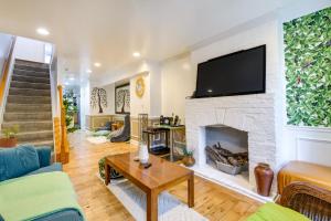 Ruang duduk di Quirky Baltimore Townhome about 2 Mi to Inner Harbor