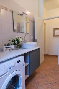 La salle de bains est pourvue d'un lave-linge et d'un lavabo. dans l'établissement Villetta Leccino Home tra Collina e Mare by Yohome, à Fiorenzuola di Focara