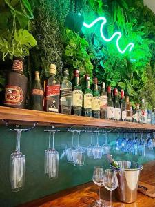 un bar con muchas botellas de alcohol y copas de vino en VillaOne@Tsai-Tsai, en Vilanculos
