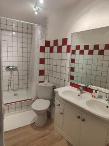 een badkamer met een toilet, een wastafel en een bad bij Bienvenue à la plage ! in Argelès-sur-Mer