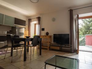 sala de estar con mesa y TV en Casa Celesta, en Aosta