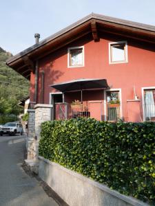 een rood huis met een paraplu ervoor bij Casa Celesta in Aosta